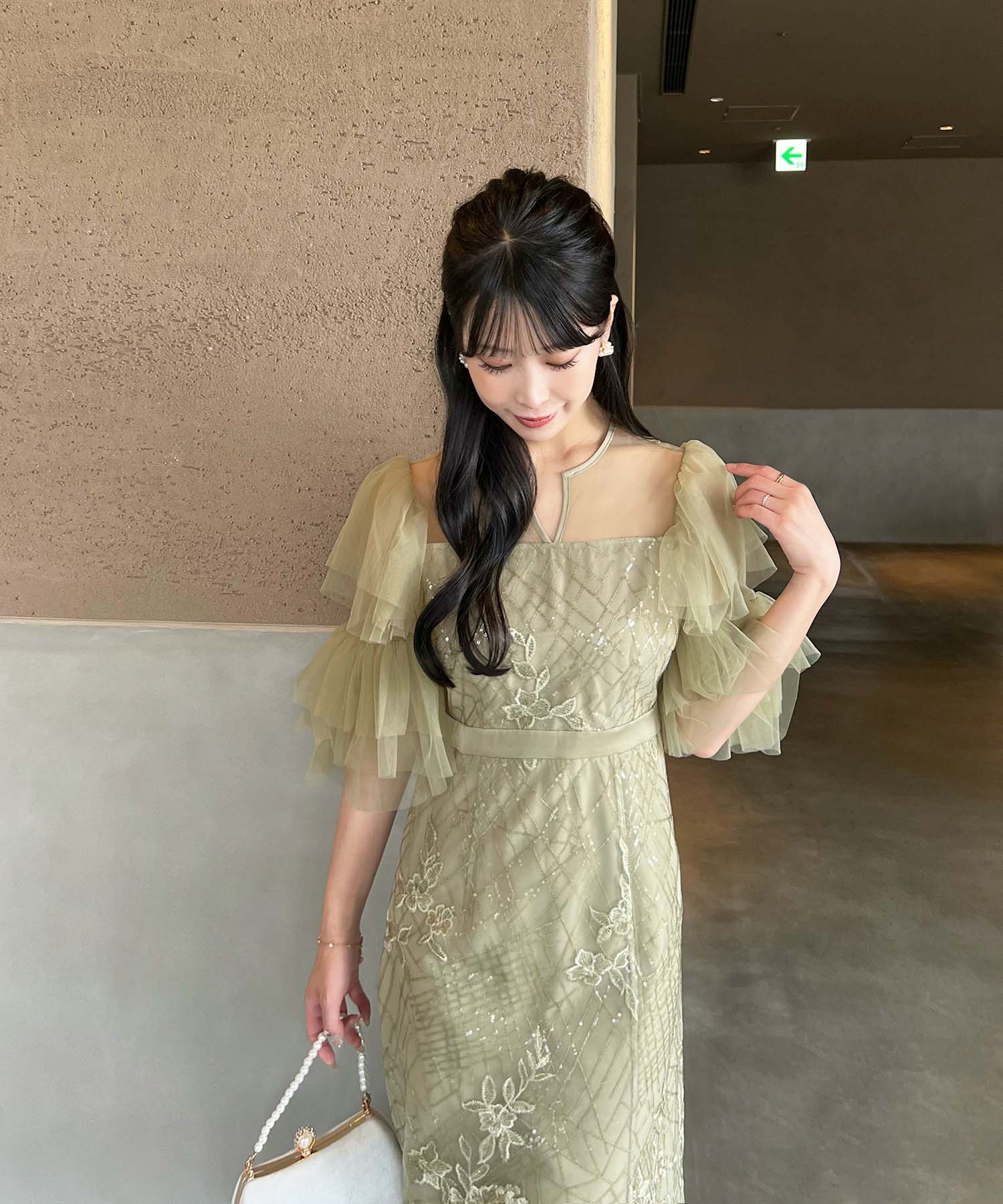 【COMING SOON】フラワーシシュウスパンコールチュールスリーブIラインワンピースドレス