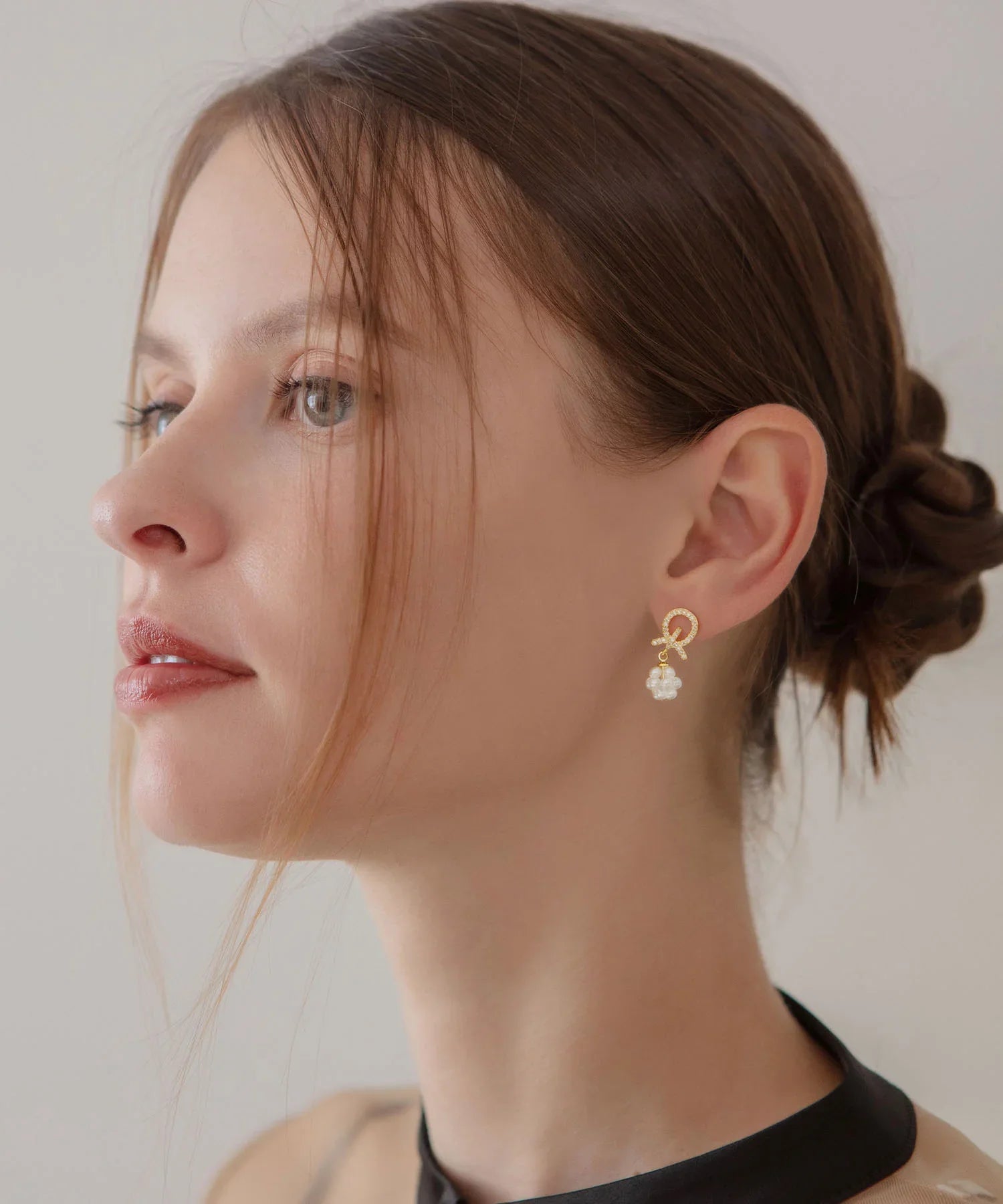 【当日発送】ビジューリボンパールフラワーモチーフニュアンスピアス