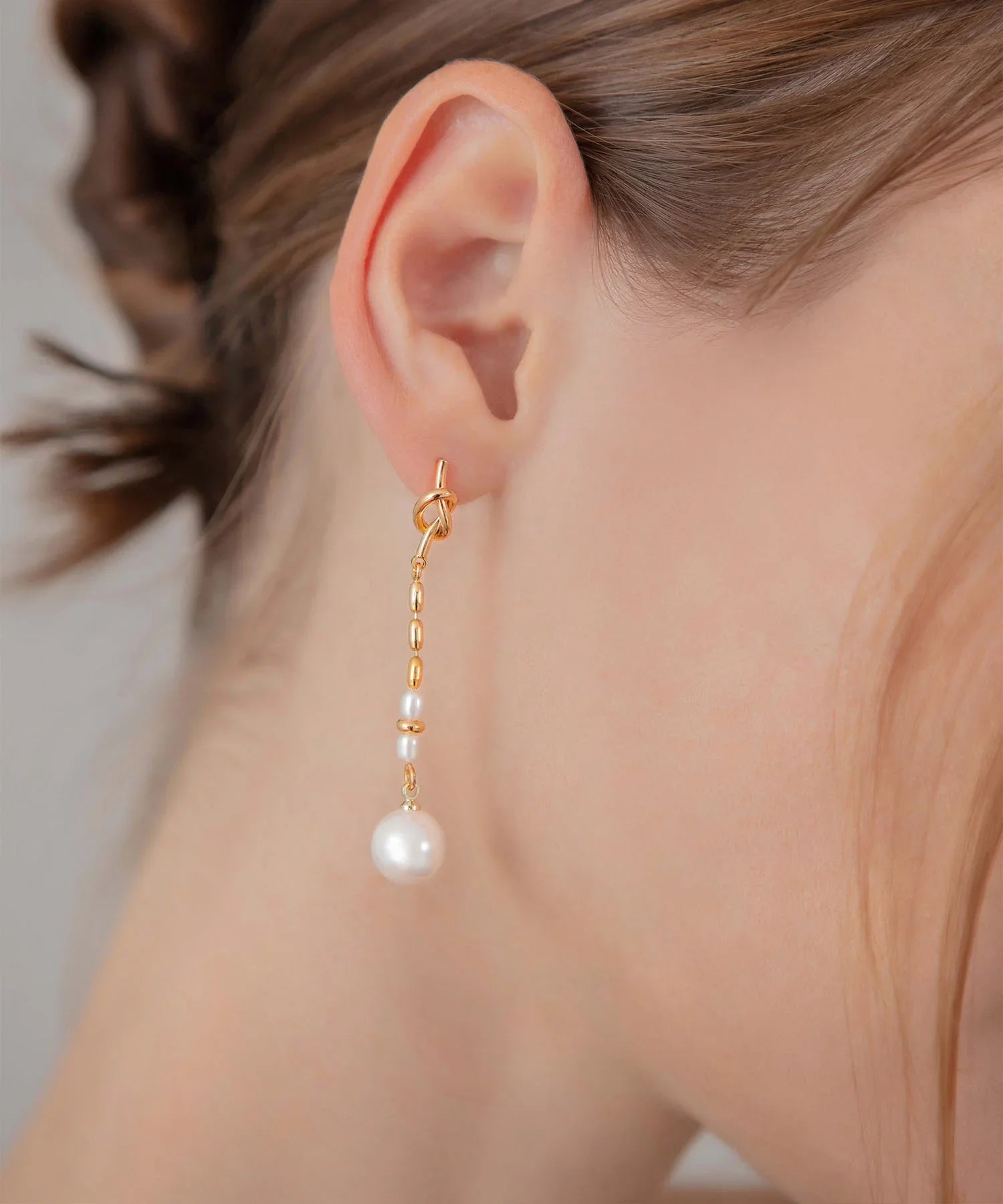 当日発送】ゴールドチェーンノットデザインロングパールピアス