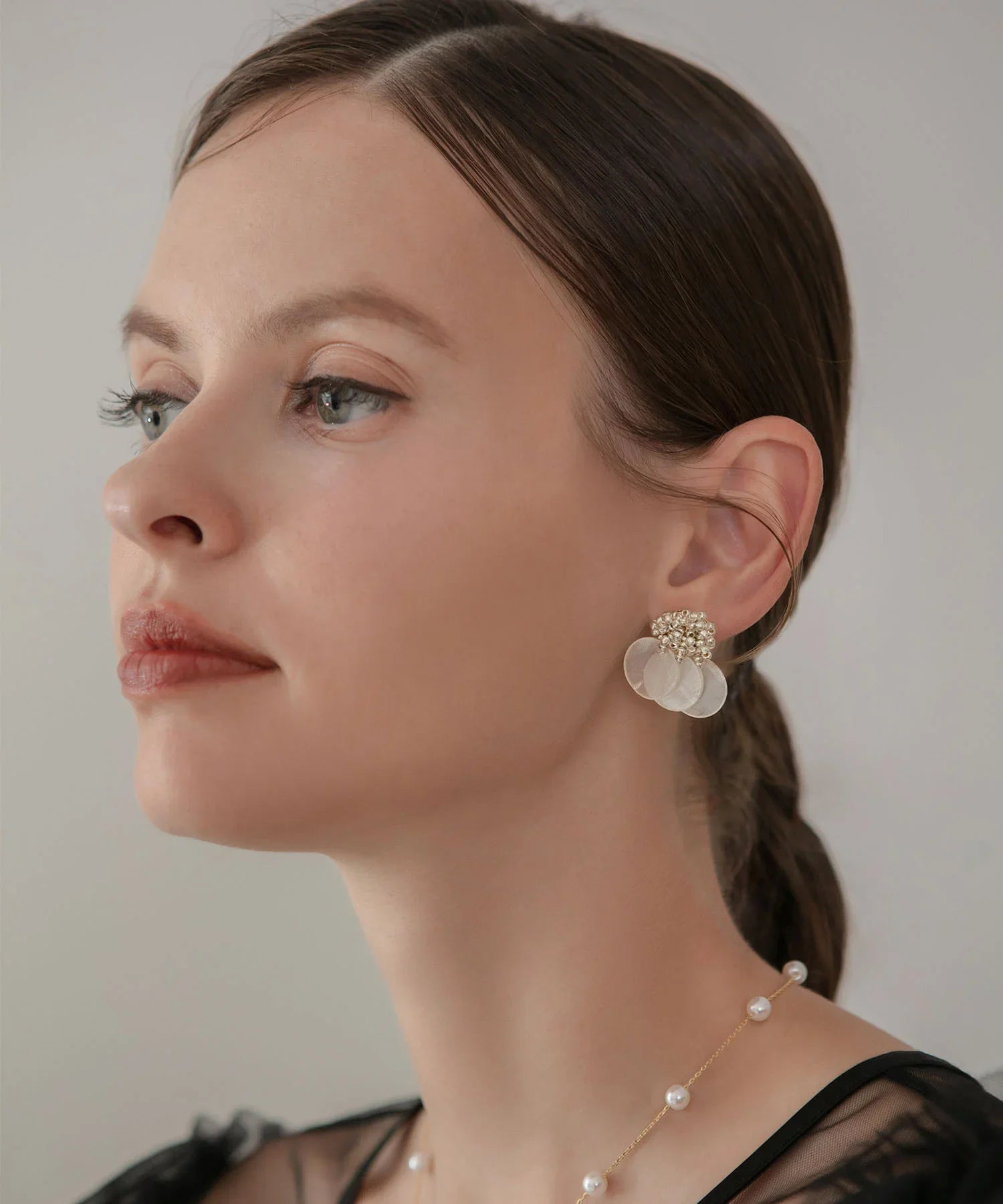 【当日発送】クリスタルビーズシェルモチーフピアス