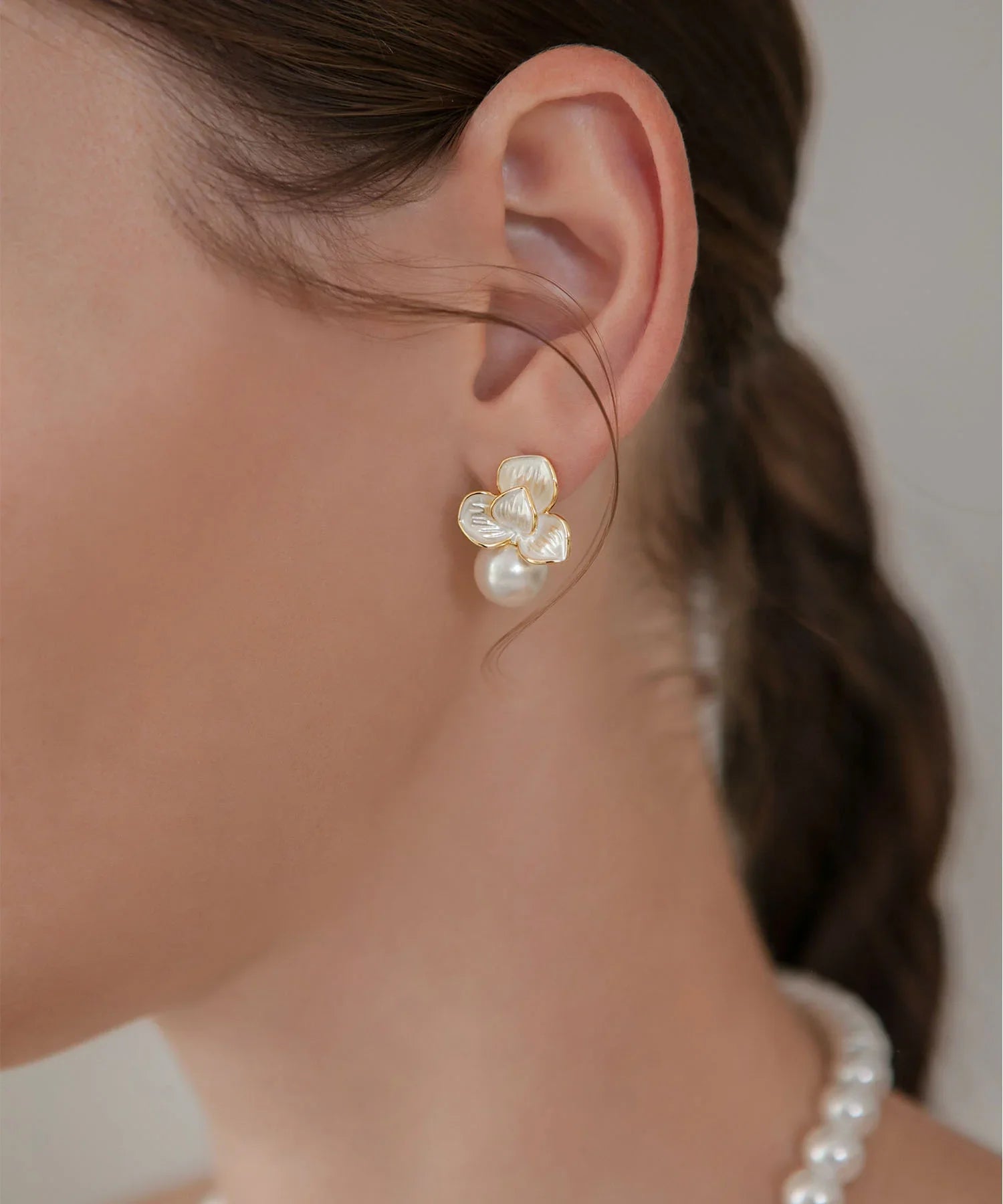 【当日発送】フラワーモチーフパールコンビピアス