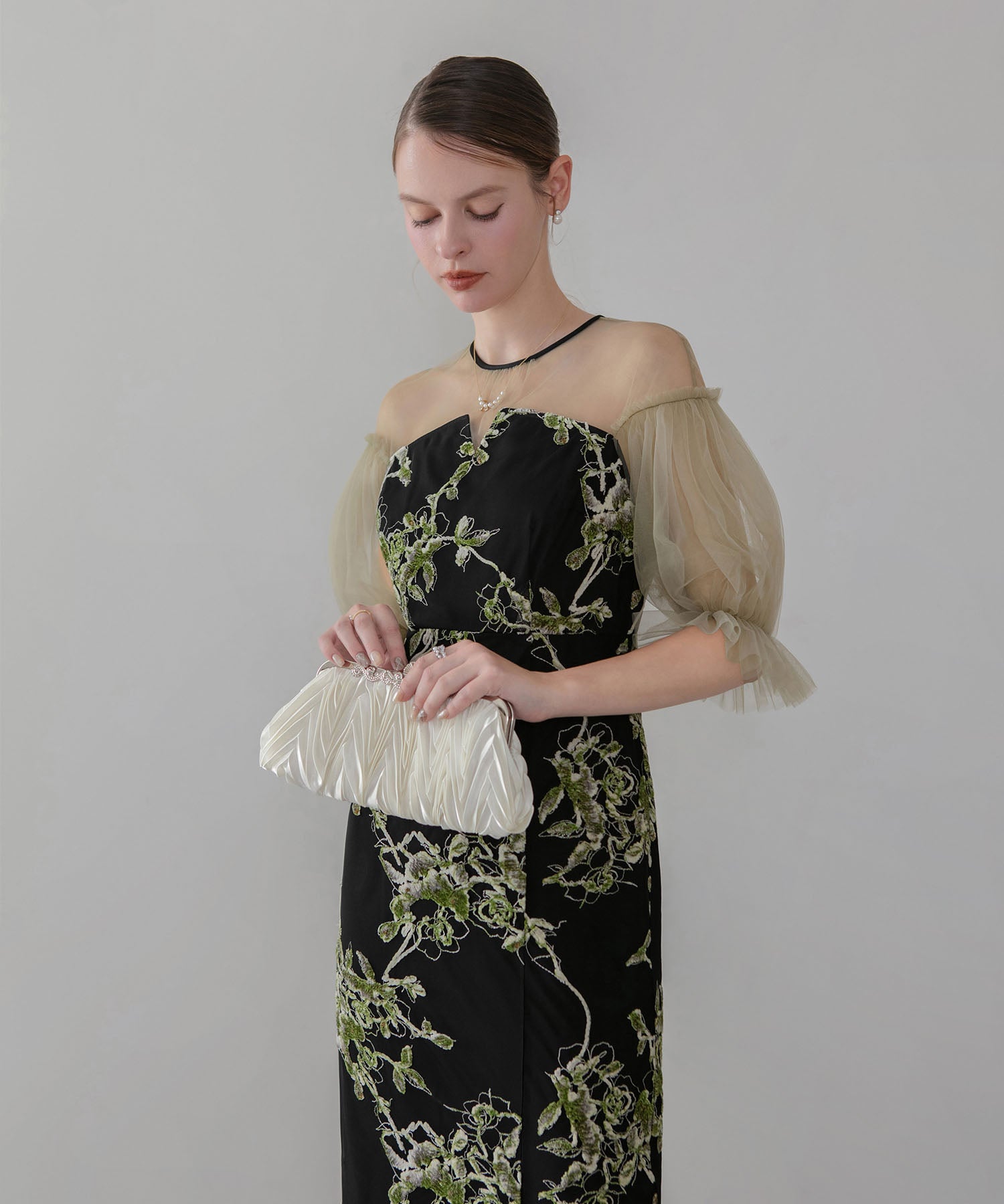 【COMING SOON】フラワーリリーフマテリアルボリュームスリーブIラインワンピースドレス