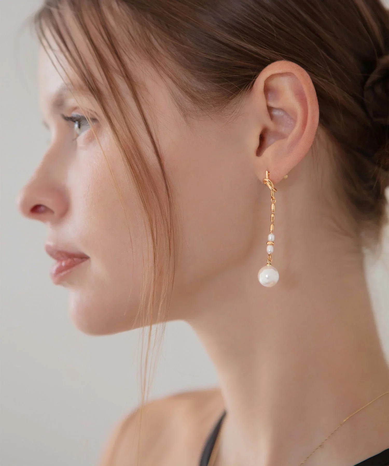 当日発送】ゴールドチェーンノットデザインロングパールピアス