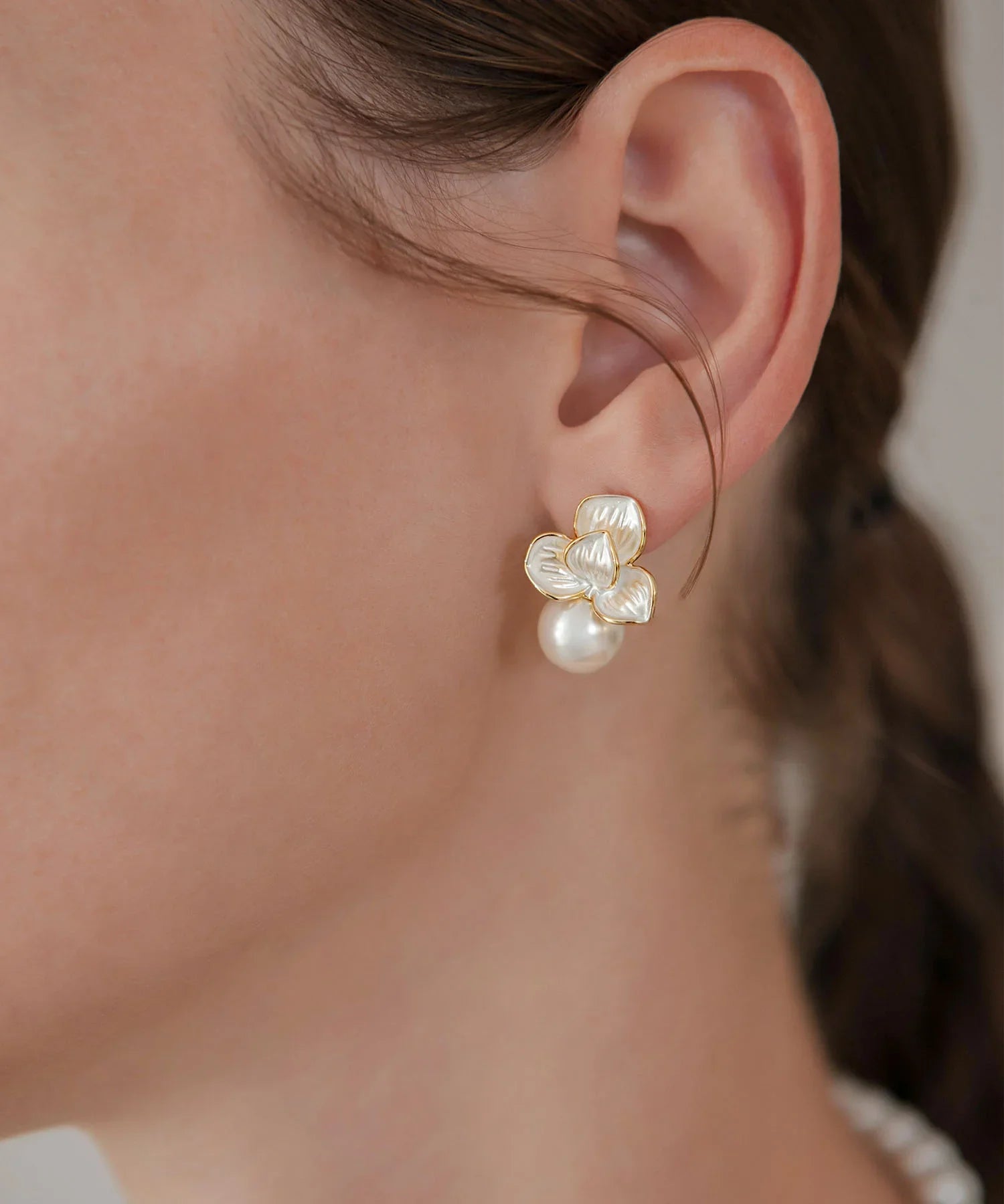 【当日発送】フラワーモチーフパールコンビピアス