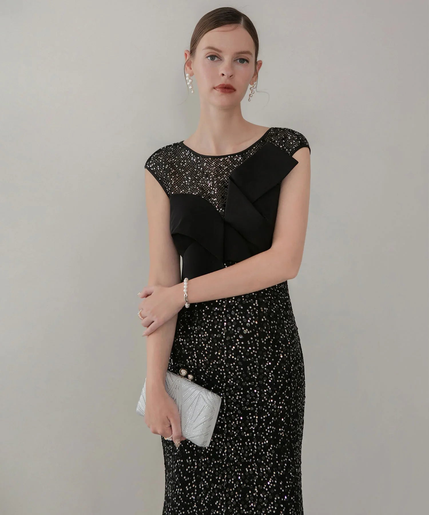 LEJA LUXE】アシンメトリーツイストデザインスパンコールドレス