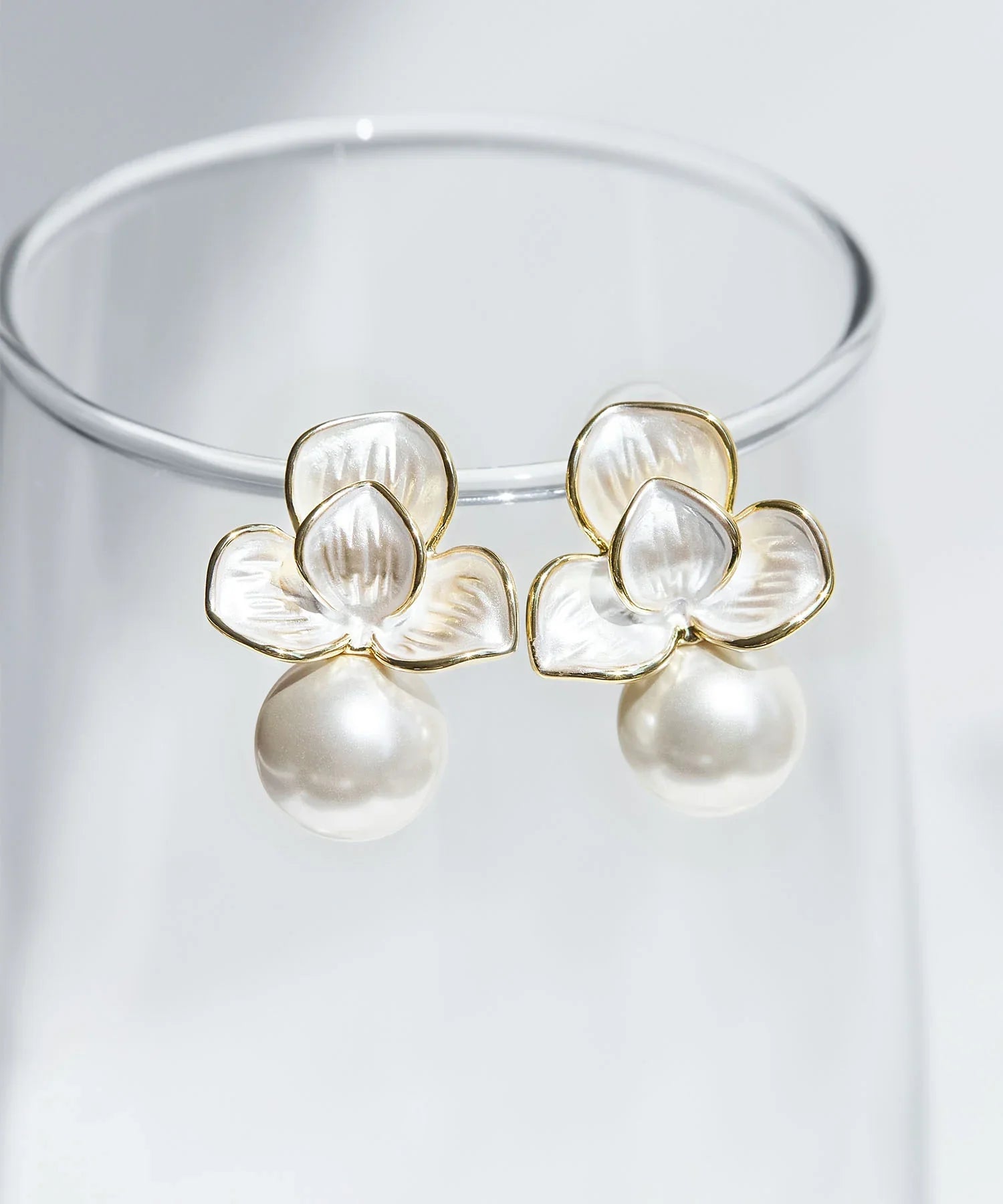 【当日発送】フラワーモチーフパールコンビピアス