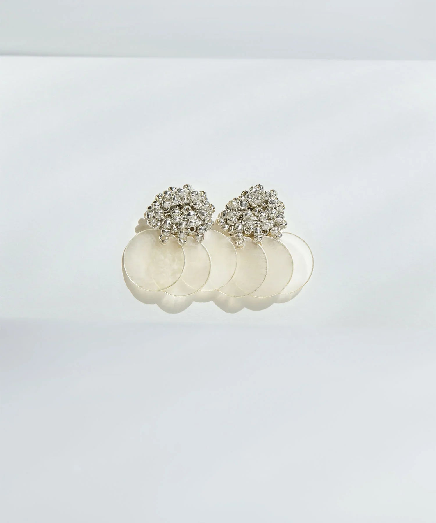 【当日発送】クリスタルビーズシェルモチーフピアス