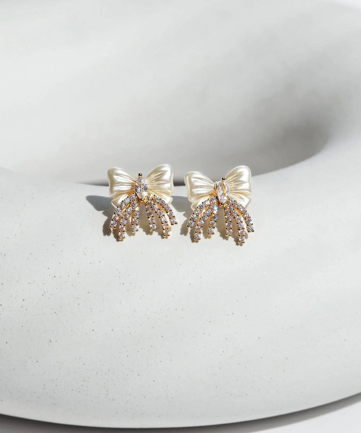 【当日発送】パールリボンモチーフストーンフリンジピアス