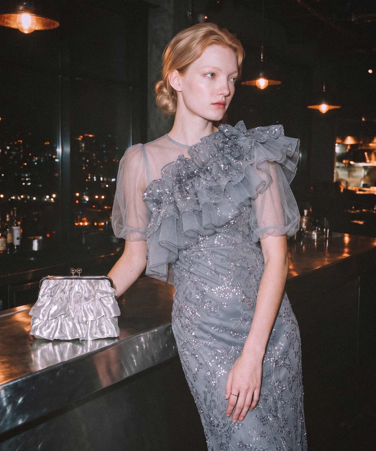結婚式や二次会に映える、チュールラッフルフリルとスパンコール刺繍が華やかなブルーグレーのIラインパーティードレス