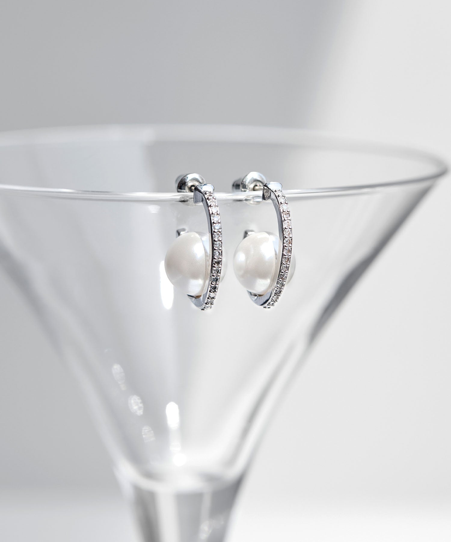 【当日発送】シルバーカーブラインビジューパールピアス