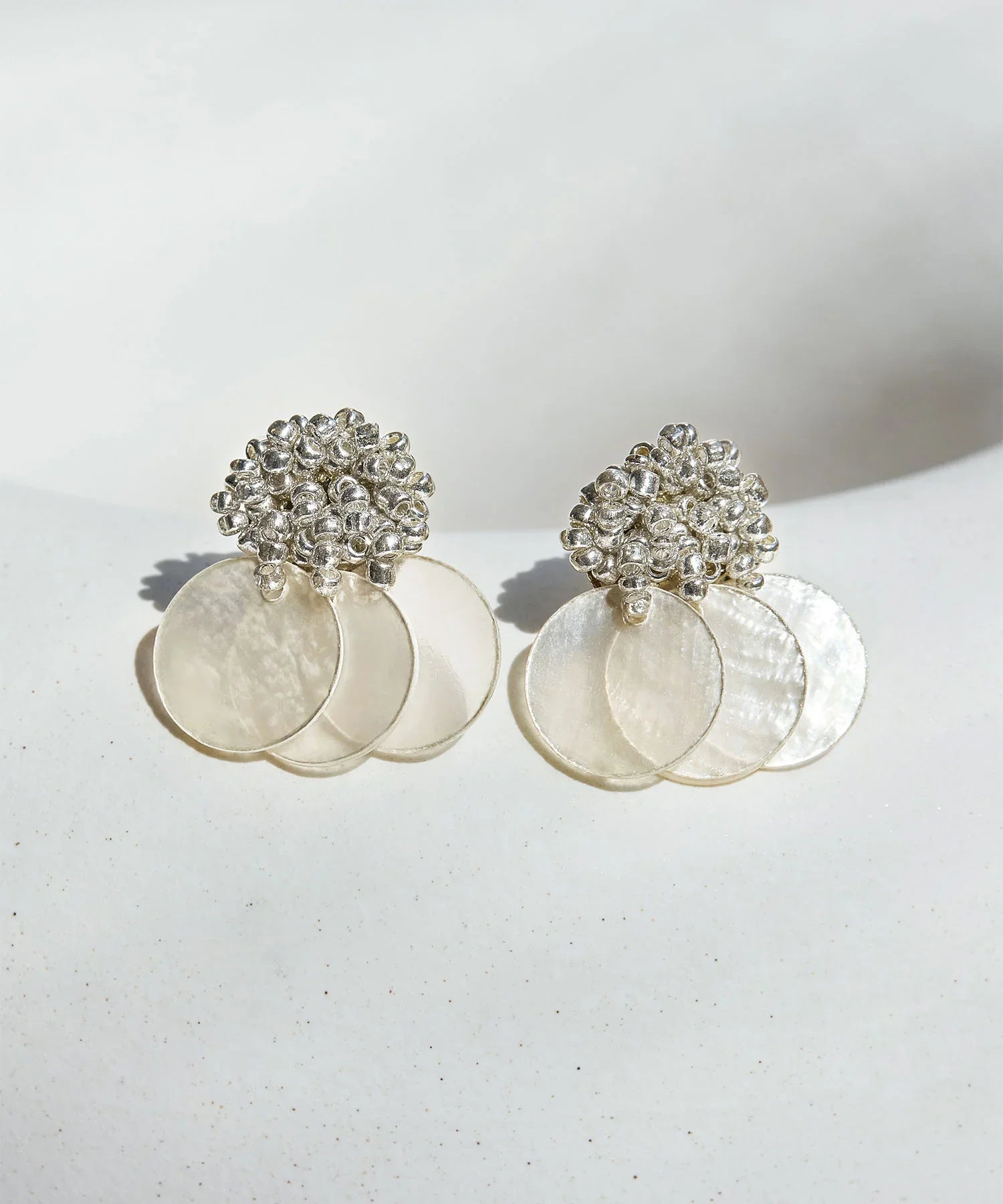 【当日発送】クリスタルビーズシェルモチーフピアス