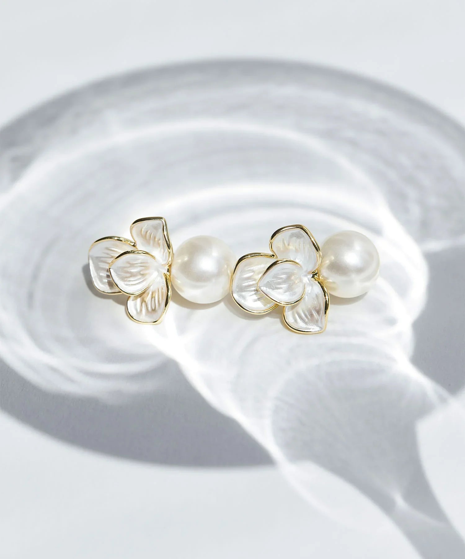 【当日発送】フラワーモチーフパールコンビピアス