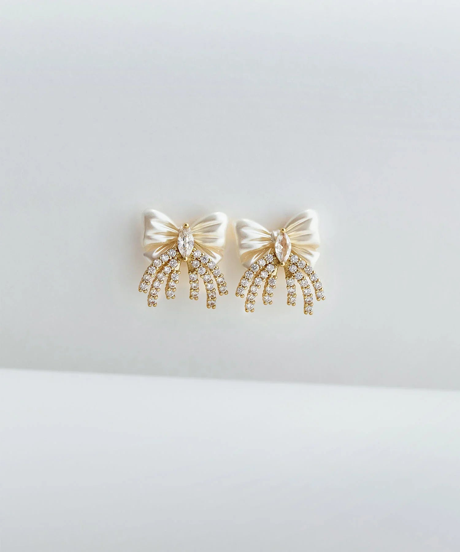 【当日発送】パールリボンモチーフストーンフリンジピアス