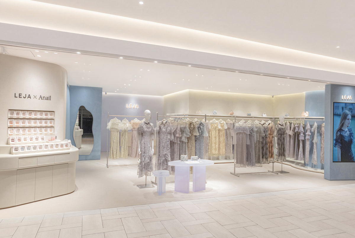 LEJA×Anailの文字があるカウンターや、ドレスが並ぶラック、マネキンが設置されたLEJAの店舗内観