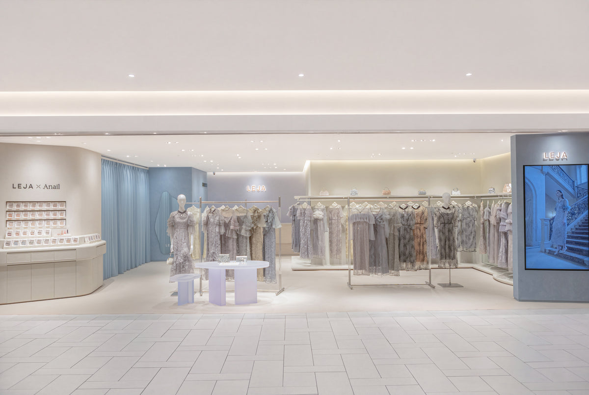 LEJA×Anailのロゴが壁に配された、ドレスが並ぶLEJAの実店舗内観